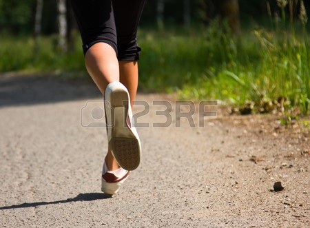 7494033-公園で走っている少女。実行しているアクティブな女性。自信を持って女�